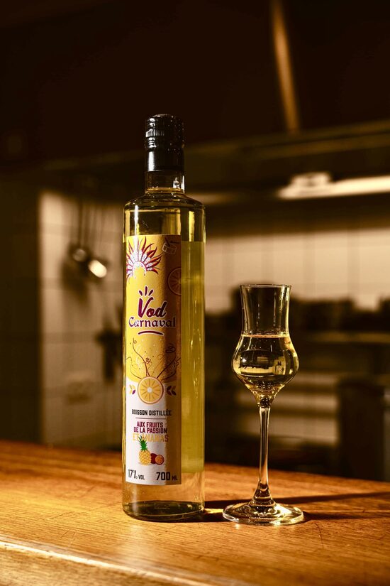 VodCarnaval aux fruits de la passion et ananas 700 ml